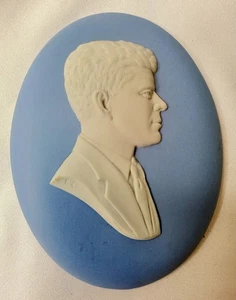 VINTAGE PRESIDENT JOHN F KENNEDY SILHOUETTE KAMEE WEDGEWOOD OVALE PLAKETTE - Bild 1 von 7