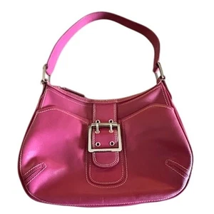Y2K BCBGirls Schultertasche Hot Pink mit Schnallendetail - Bild 1 von 6