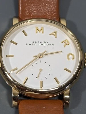 Reloj Marc by Marc Jacobs esfera blanca redondo tono dorado caja correa cuero marrón Foto 1 de 4