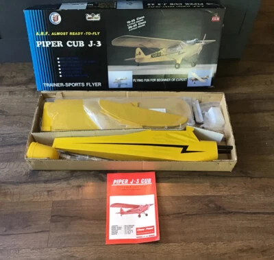 NOS ARISTO-CRAFT Piper J-3 J3 Cub RC ferngesteuertes Balsa Modellflugzeug Bausatz - Bild 1 von 4