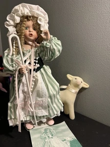 Ashton Drake Galleries Little Bo Peep bambola di porcellana con agnello - Foto 1 di 10