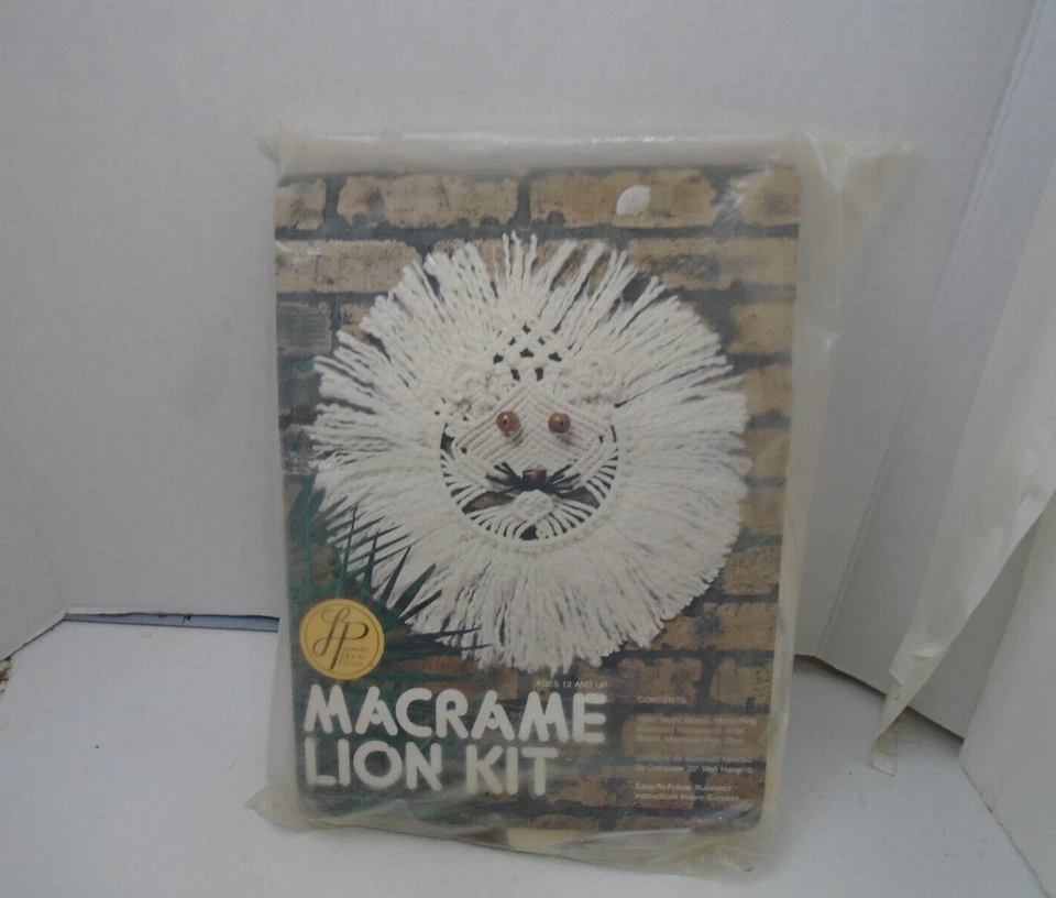 Kit macramè LEONE 1978 vintage di tempo libero casa feste mai aperto NOS decorazione parete - Immagine 1 di 4