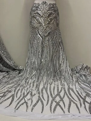 Lentejuelas PLATEADAS/malla blanca elástica transparente sobre lentejuelas plateadas/lentejuelas para graduación por yarda Foto 1 de 4