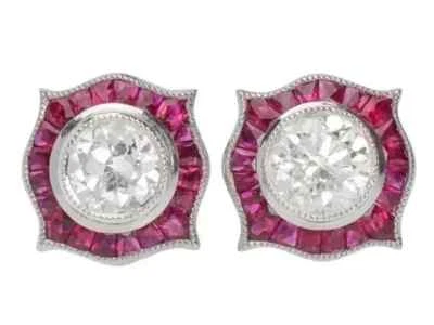 Aretes para mujer con pasador de diamantes de corte redondo de 2 quilates enchapados en oro blanco de 14 quilates Foto 1 de 4