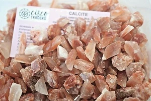 Erdbeer Calcit grobe Chips 1oz 15-20mm Reiki Heilkristalle Faulheit - Bild 1 von 1