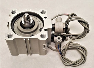SMC CDQ2A50-5D DOPPELTWIRKENDER PNEUMATIKZYLINDER - Bild 1 von 3