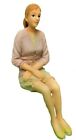 Figurine en résine femme assise moderne maison de poupée rose cardi 1:12 personnes