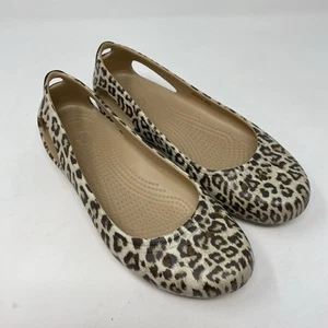 Sandalia plana de ballet Crocs Kadee con estampado de leopardo para mujer talla 9 sin cordones - Imagen 1 de 9