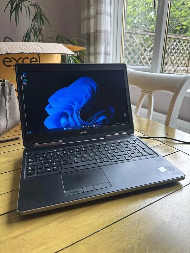 Dell Precision 7520 - Xeon E3-1535M - 16GB RAM - 256GB NVMe SSD - Quadro M2200 - Image 1 of 4