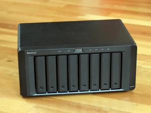 Synology NAS DS1815+ DiskStation, stockage réseau 8Bay pour disques durs jusqu'à 112 To ! - Photo 1/3