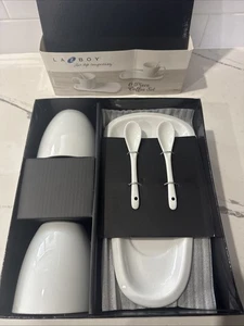 Juego de café La Z Boy cerámica blanca 6 piezas - 2 tazas, 2 cucharas 2 bandejas LazBoy NUEVO - Imagen 1 de 9