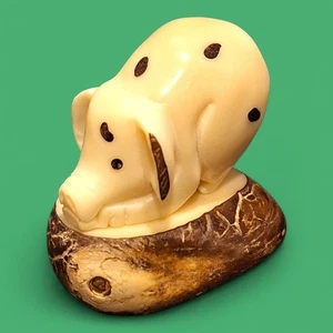 Statuina intagliata a mano PIG Tagua noce palma intaglio Ecuador - Foto 1 di 7