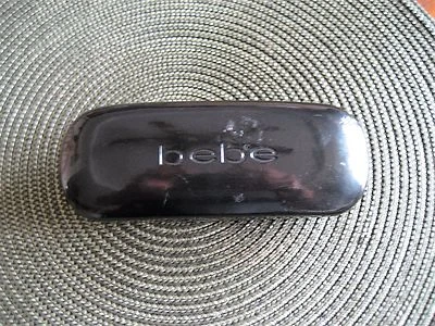 BEBE черный глянцевый моллюск жесткий чехол для очков - Изображение 1 из 3