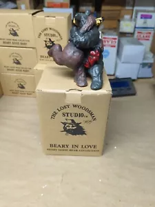 The Lost Woodsman Studio Beary In Love Harzfigur Rick Rowley 2003 neue Box - Bild 1 von 4