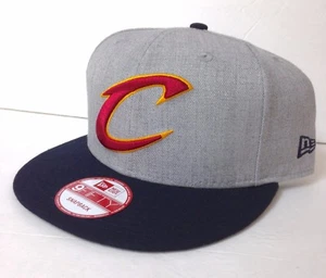 New Era CLEVELAND CAVALIERS SOMBRERO SNAPBACK 9Fifty Gris Letra Grande Logotipo C Hombres/Mujeres - Imagen 1 de 8
