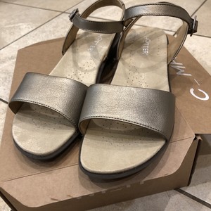 https://www.ebay.co.uk/b/Hotter-Wide-Fit-in-Sandals-Beach-Shoes-for-Women/62107/bn_7022610576