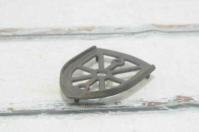 Antiguo/Vintage Trivet de Hierro Trivet Rústico Primitivo Patas Hierro Fundido Remache de Planchar Foto 1 de 4