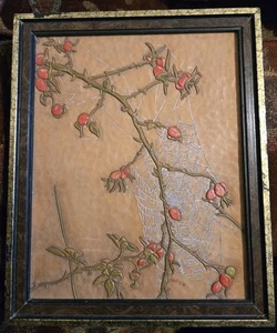 Schönes Vintage signiertes verziertes Lederbild Hawthorne Baum mit Spinnennetz - Bild 1 von 4