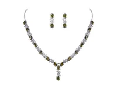 Juego de peridoto verde y diamantes creados con acabado en oro blanco Love and Kisses Foto 1 de 4