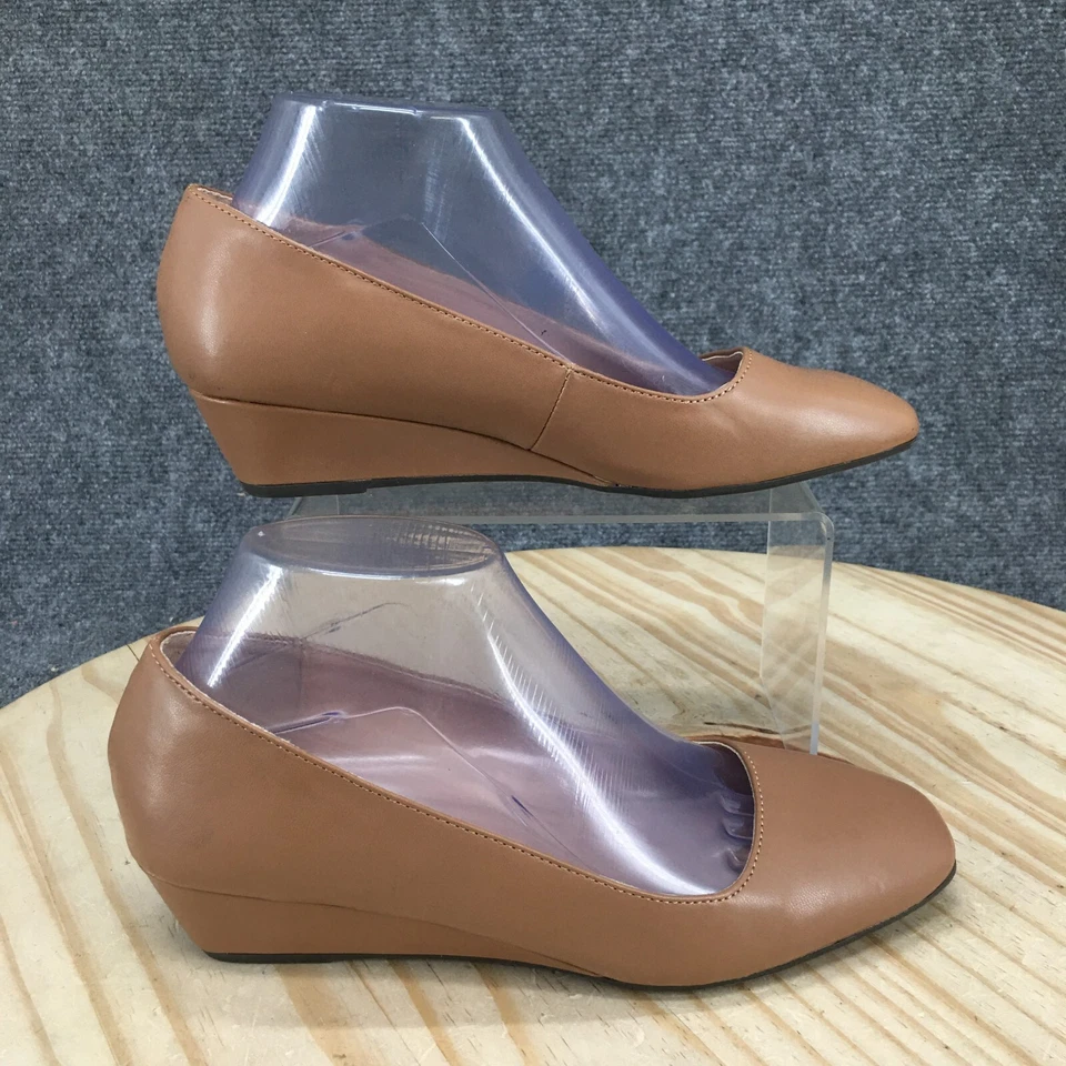 Zapatos Adrienne Vittadini para mujer 7,5 Palmer Pump beige imitación cuero tacón de cuña Foto 1 de 4