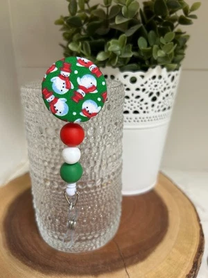 Cuentas de invierno de muñeco de nieve rojo verde retráctiles con nombre de identificación titular de insignia enfermera maestra Foto 1 de 2