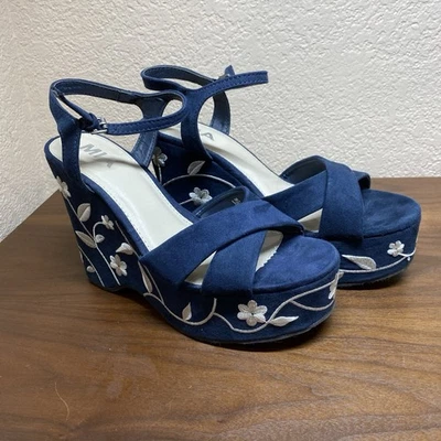 Hermosa gamuza sintética azul marino con flores blancas bordadas Mia Zoey Hills talla 8,5 Foto 1 de 4