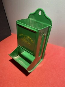 Soporte de caja de fósforos de metal verde John Deere para colgar en la pared - Imagen 1 de 3