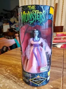 The Munsters Lily exklusive Premiere Puppe Figur Vintage Sammlerstück neu im Karton - Bild 1 von 7