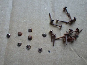 60 Vintage facettiert geschliffene Stahlstifte für antike Schatulle / Schmuck etc Kuppel 4 mm - Bild 1 von 3