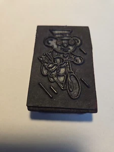 Stempel zum Basteln ➔ BÄR auf FAHRRAD ➔ DDR ➔ Klischee ➔RARITÄT *Gummi auf Holz* - Foto 1 di 2