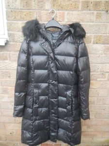 Karen Millen UK 12 GLÄNZENDER DAUNEN & FEDERN FELL KAPUZE REISSVERSCHLUSS GEFÜTTERTER MANTEL SCHWARZ - Bild 1 von 9