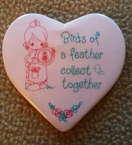 PRECIOUS MOMENTS "BIRDS OF A FEATHER COLLECT TOGETHER PIN" - Picture 1 of 2