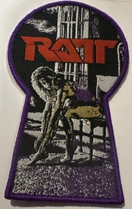 RATT - Invasion Ihrer Privatsphäre 2,5" x 3,5" Schlüsselförmiger gewebter Aufnäher [Glam Metal] - Bild 1 von 2