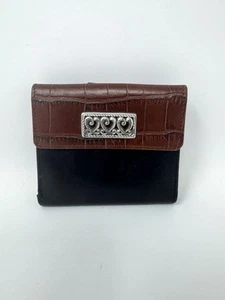 BRIGHTON Portafoglio Pelle Nero Ciottolato Marrone Croc Goffrato Patta Snap Bifold - Foto 1 di 11