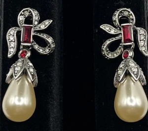 Joan Rivers Ohrringe Schleife Design mit roten Steinen & Kunstperlen Tropfen - Bild 1 von 1