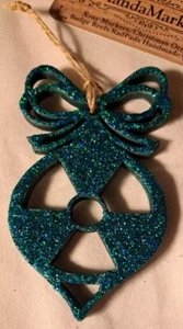 HANDGEFERTIGTES X-RAY TECH WEIHNACHTSSCHMUCK AQUABLAU RADIOLOGIE STRAHLUNGSSYMBOL - Bild 1 von 4