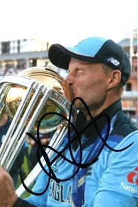 ENGLAND CRICKET: JOE ROOT SIGNED 6x4 2019 WORLD CUP TROPHY PHOTO+COA **PROOF** - Picture 1 of 2
