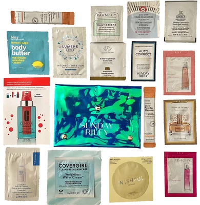 ¡Las mejores muestras de perfume y cuidado de la piel más bolsa SundayRiley azul iridiscente! + GWP Foto 1 de 4