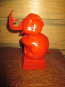 BANCO DE MONEDAS de alimentación de monedas de plástico duro de plástico duro vintage de elefante circo rojo - años 50 - Imagen 1 de 6