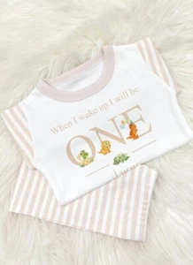 Pijama personalizado primer cumpleaños Dino beige - Imagen 1 de 7