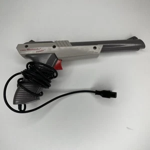 Nintendo NES Zapper Gun NES-005 Grigio OEM Originale 1985 Videogiochi Vintage - Foto 1 di 7