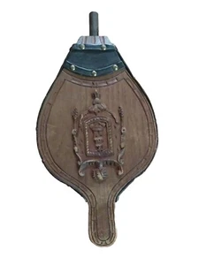 DE COLECCIÓN CHIMENEA FUELLE CUERO TACHUELAS MADERA TALLADA ORNAMENTADA ECUADOR - Imagen 1 de 6