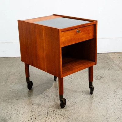 Mesa auxiliar danesa moderna de mediados de siglo carro rodante artesanal estante de carga negro teca Foto 1 de 4