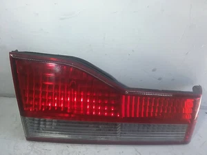 Luz tapa maletero trasero izquierdo Honda Accord 2001-2002 (sedán de 4 puertas) M112 - Imagen 1 de 3