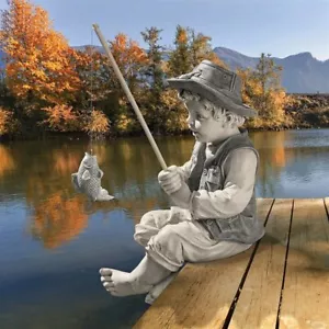 Kindheitstage des Angelns gefangener Fisch kleiner Junge Kind Garten Schreibtisch Statue - Bild 1 von 6