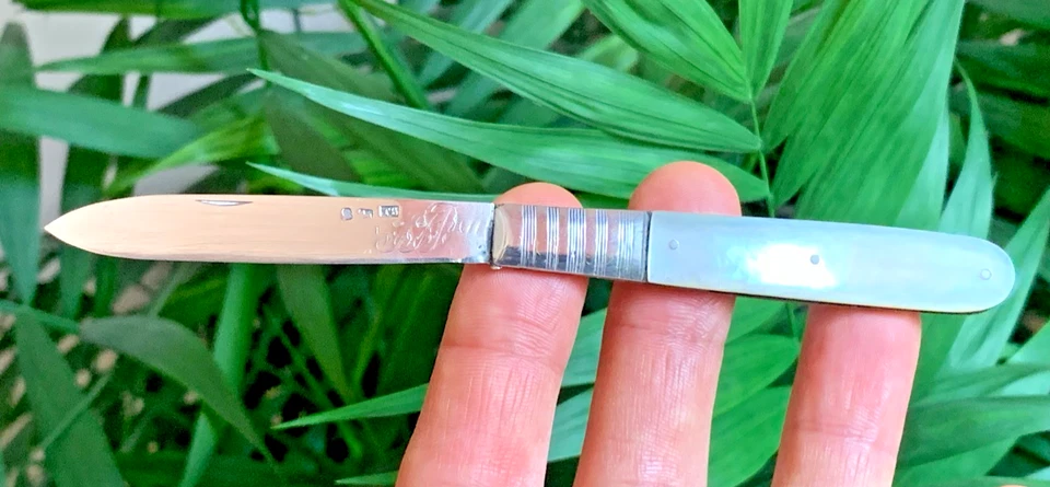 19C. Cuchillo plegable de bolsillo Royal English de plata esterlina y madreperla para frutas Foto 1 de 4