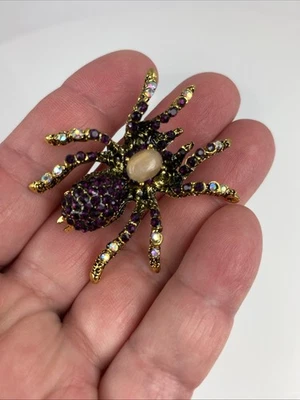 Broche o colgante araña de diamantes de imitación púrpura oscuro 2 pulgadas Halloween gótico tono dorado Foto 1 de 4