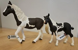 Schleich #PINTO YEGUA Y POTRO PINTO con etiquetas retirado #13830 y #13803 - Imagen 1 de 8
