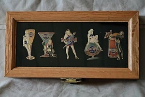 Hard Rock Hotel LAS VEGAS 1997 Cocktail Girl Pin Set Eiche Vitrine nummeriert - Bild 1 von 1