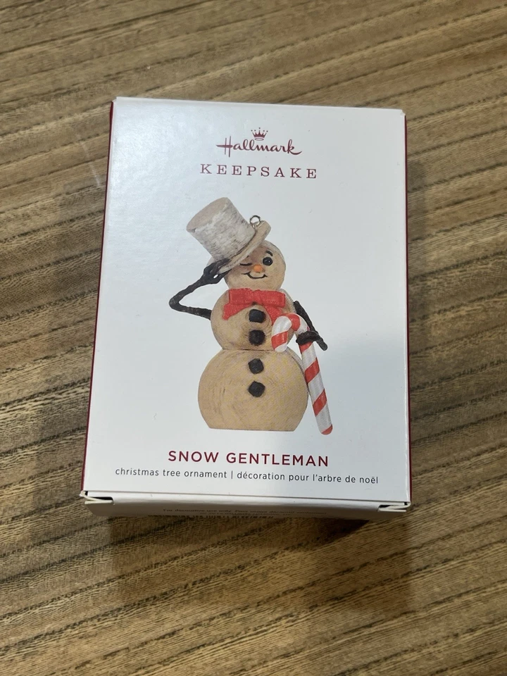 Hallmark Ornament Snow Gentleman 2019 aspecto de madera muñeco de nieve sombrero bastón de caramelo guiño Foto 1 de 1
